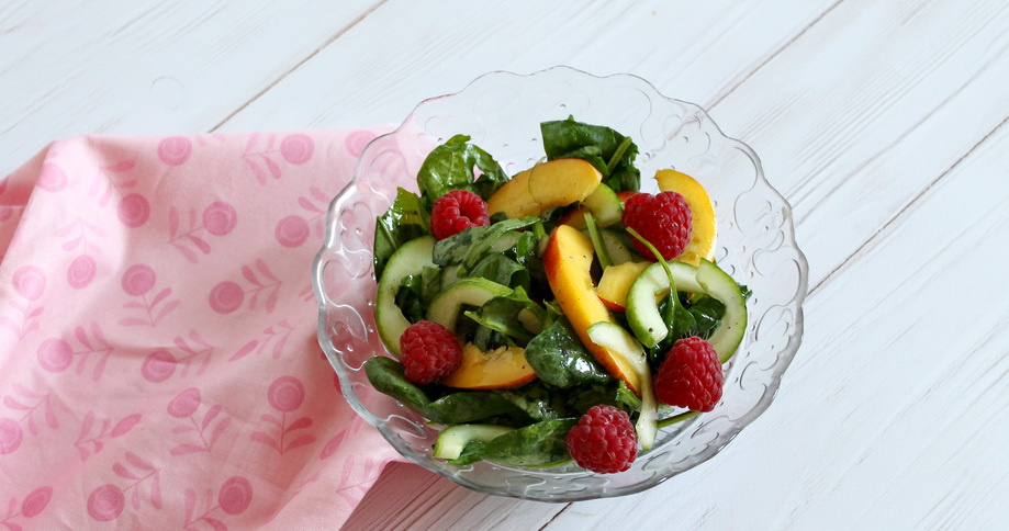 Spinach and nectarine salad