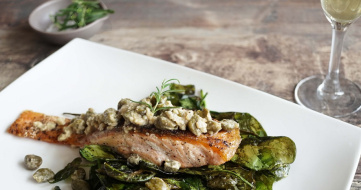 Salmon fillet recipe with champagne, capers and grape seed oil