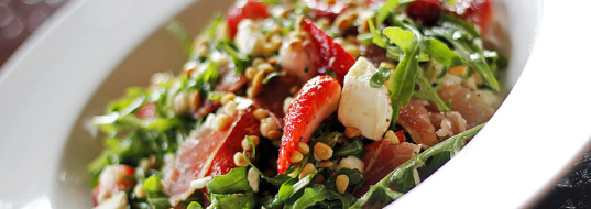 Strawberry- ham salad with rucola
