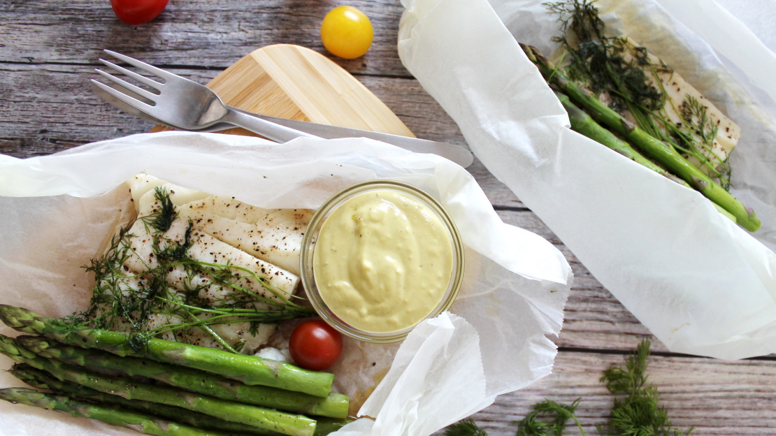 Steamed fish and asparagus  bundle  recipe