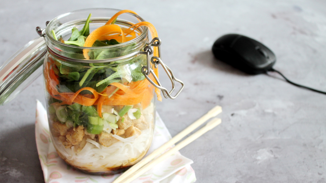 Asian pasta salad in a jar – a convenient office lunch