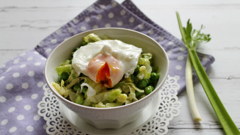 Pea salad with poached eggs