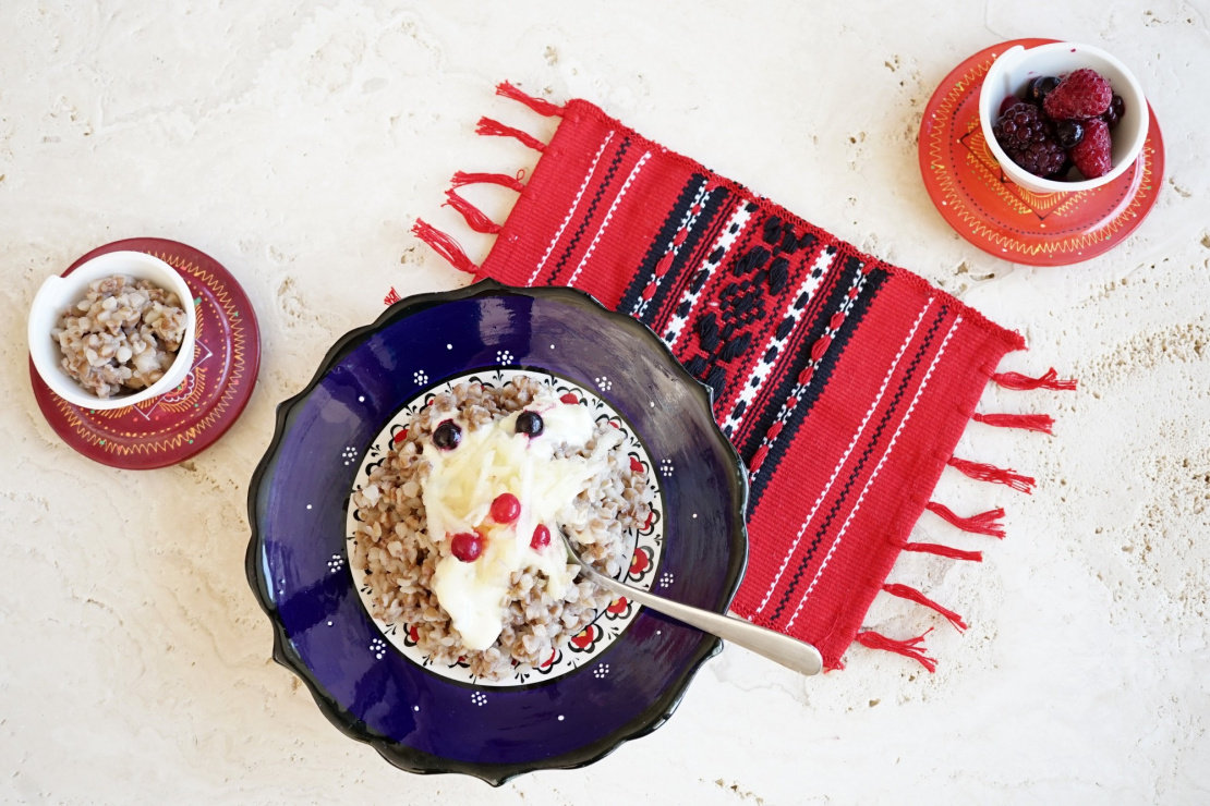 Buckwheat porridge with yoghurt and apples