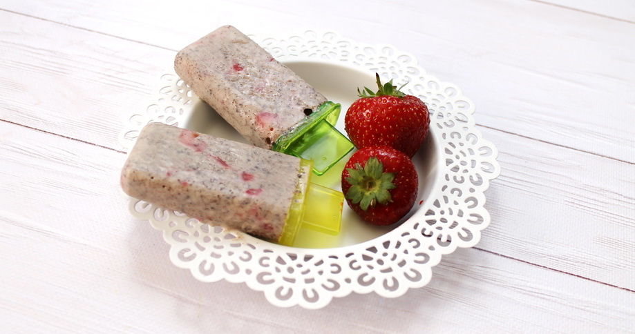 Strawberry-poppyseed yoghurt parfait