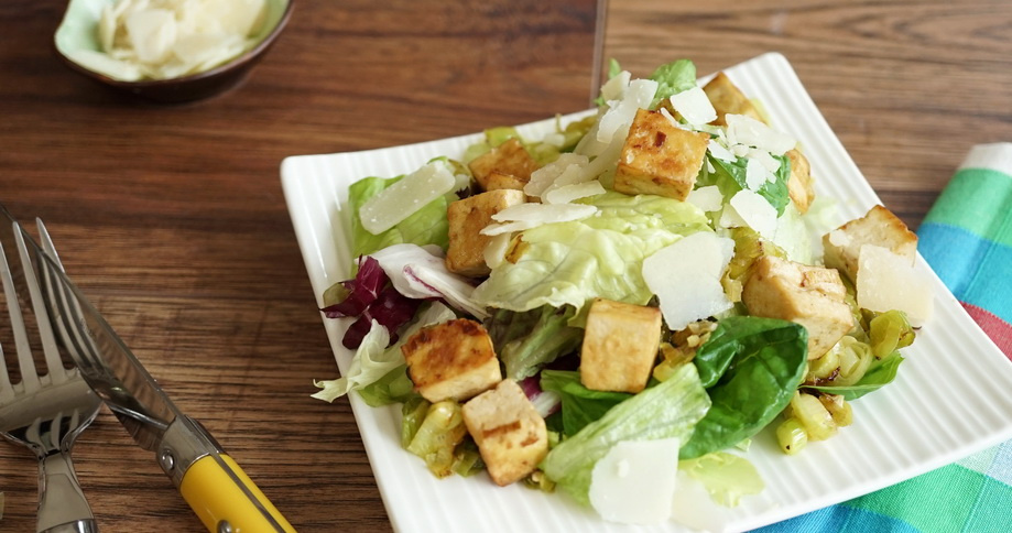 Lettuce mix with roast tofu cubes