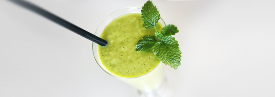Spinach smoothie with Pödör camelina and apricot seed oils