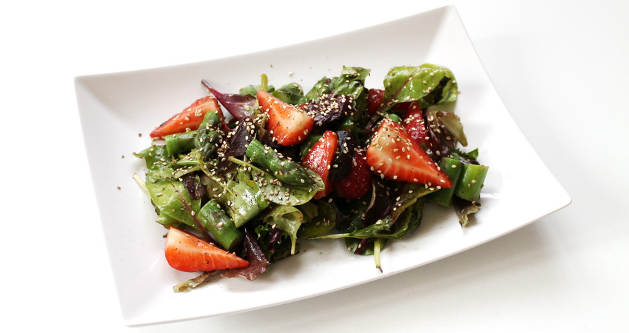 Spring asparagus salad with strawberries