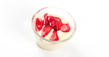 White chocolate mousse with Pödör poppyseed oil and strawberries with balsamic raspberry vinegar