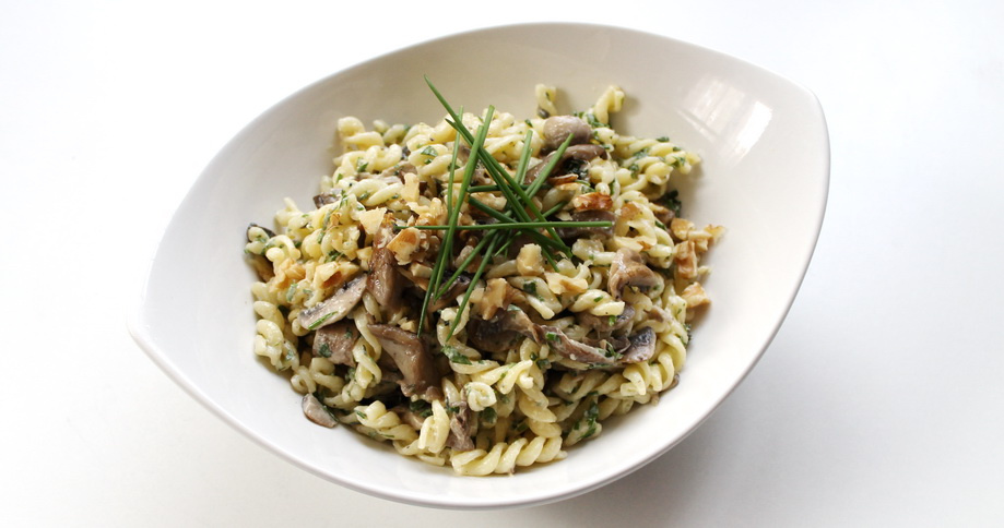 Mushroom pasta salad with omega-3 mayonnaise