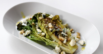 Grilled heart salad with gorgonzola cheese