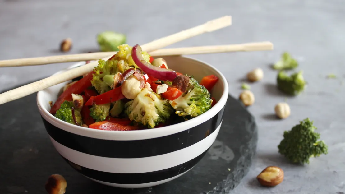 Hazelnut-broccoli in a wok recipe