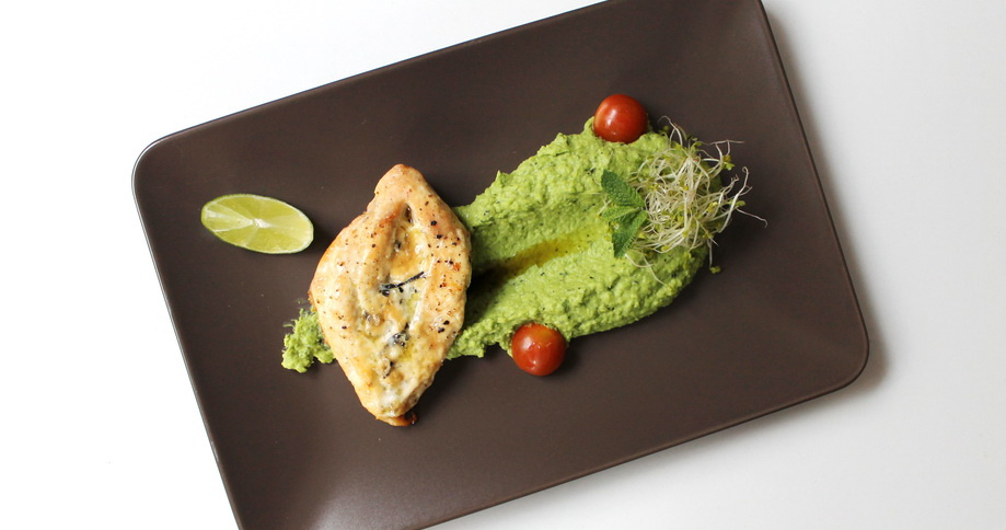 Roqefort chicken breast and green pea puree with pistachio oil