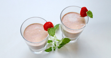 Omega-3 strawberry shake with tigernut flour