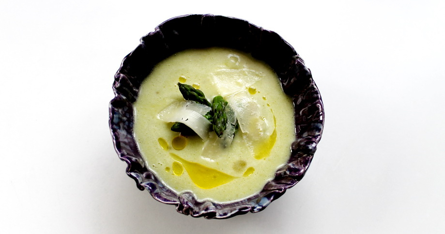 Asparagus soup with white wine and camelina oil