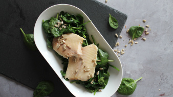 Lukewarm spinach salad with smoked trout