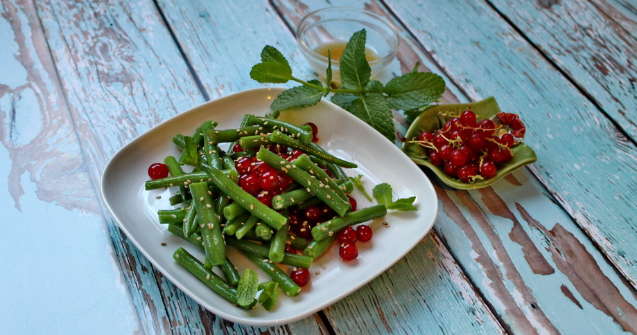 String bean salad with blackcurrant
