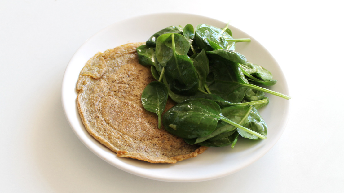 Flaxseed flour omelette with spinach salad