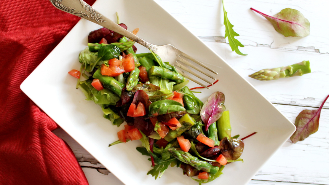 Lukewarm asparagus salad with tomatoes recipe