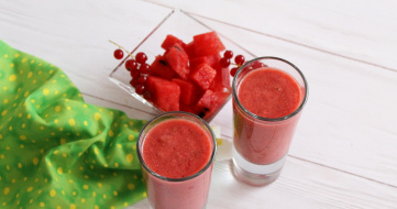 Watermelon shake with red/blackcurrants and chia seeds