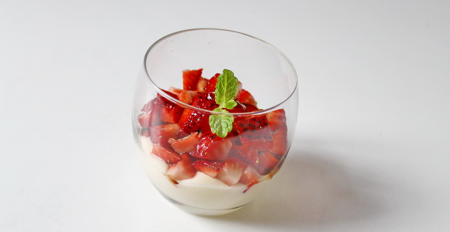 Strawberries with sweet hazelnut mayonnaise