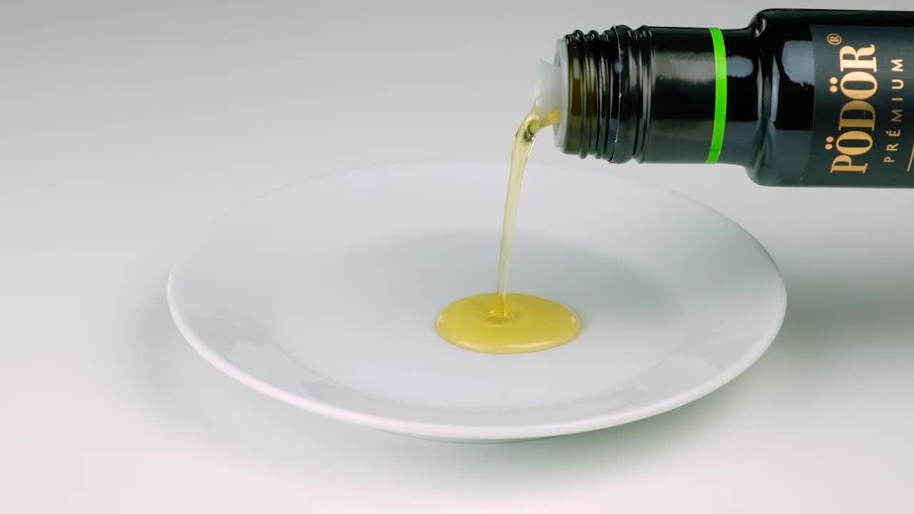 Organic walnut oil, cold-pressed