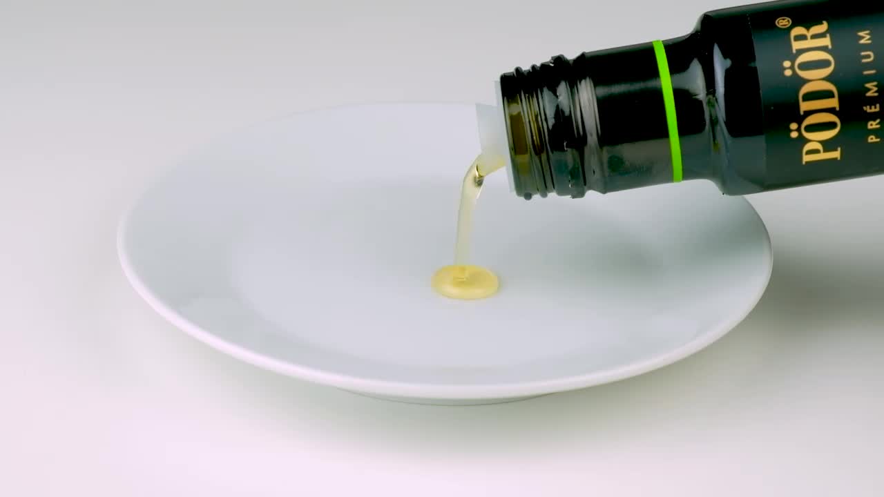 Organic macadamia nut oil, cold-pressed
